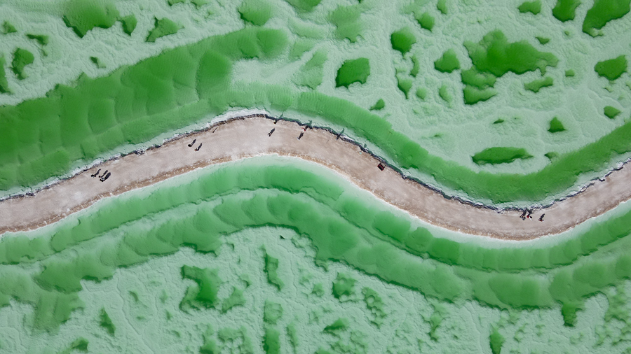 在茫崖翡翠湖，感受大自然神奇的色彩