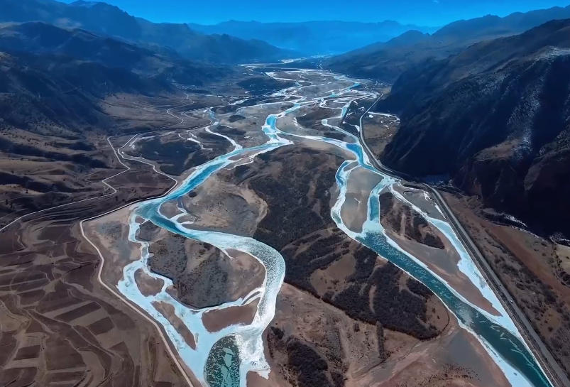 青海玉树：冰封江源风光壮丽