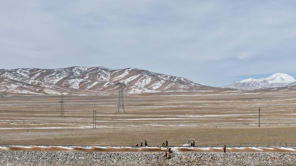 新春走基层丨在昆仑山腹地守护春运路