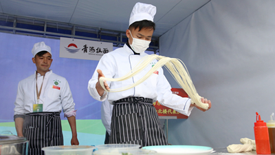 拉面技藝哪家強？來看青?；〉倪@場比拼！